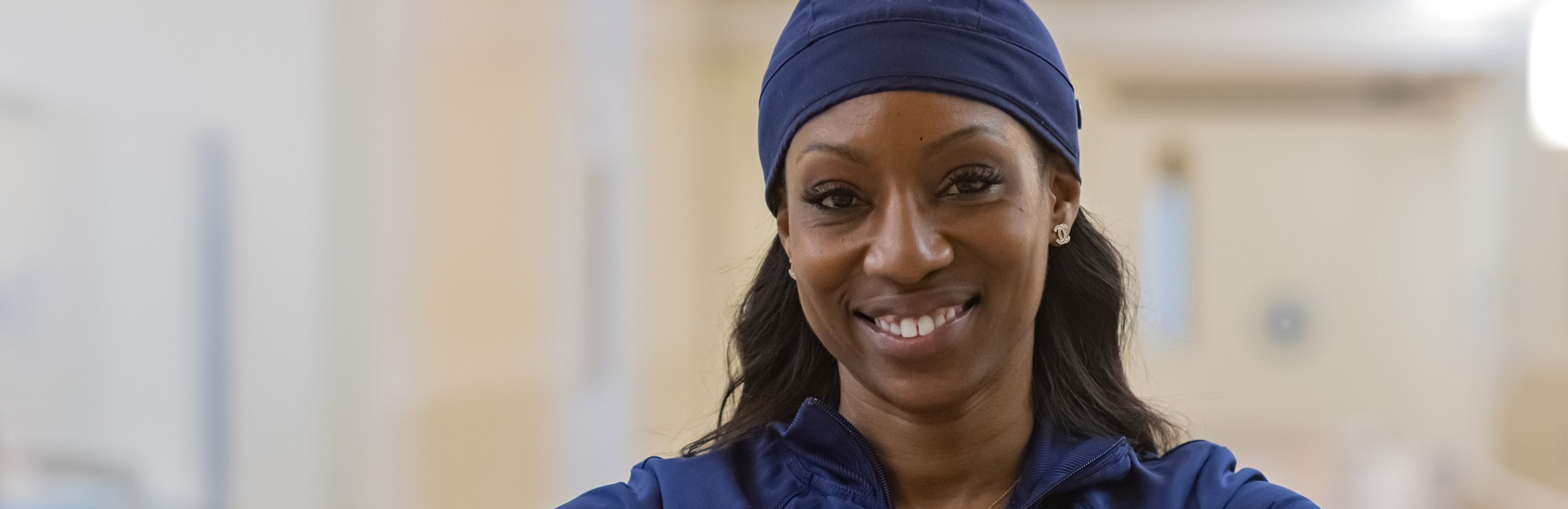 Foto de una enfermera sonriendo con la cabeza cubierta