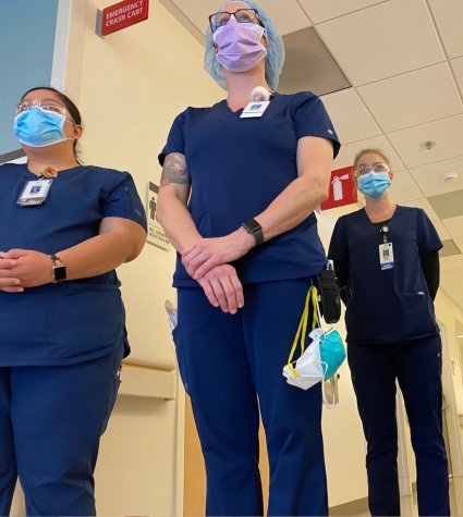 Foto de tres enfermeras usando mascarillas